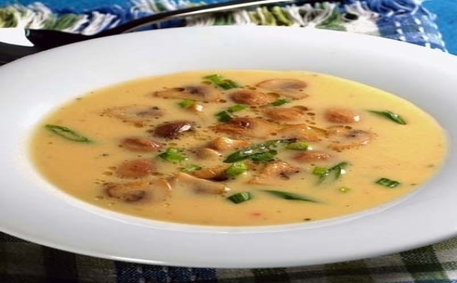 Crema de poro y choclo con champiñones fritos